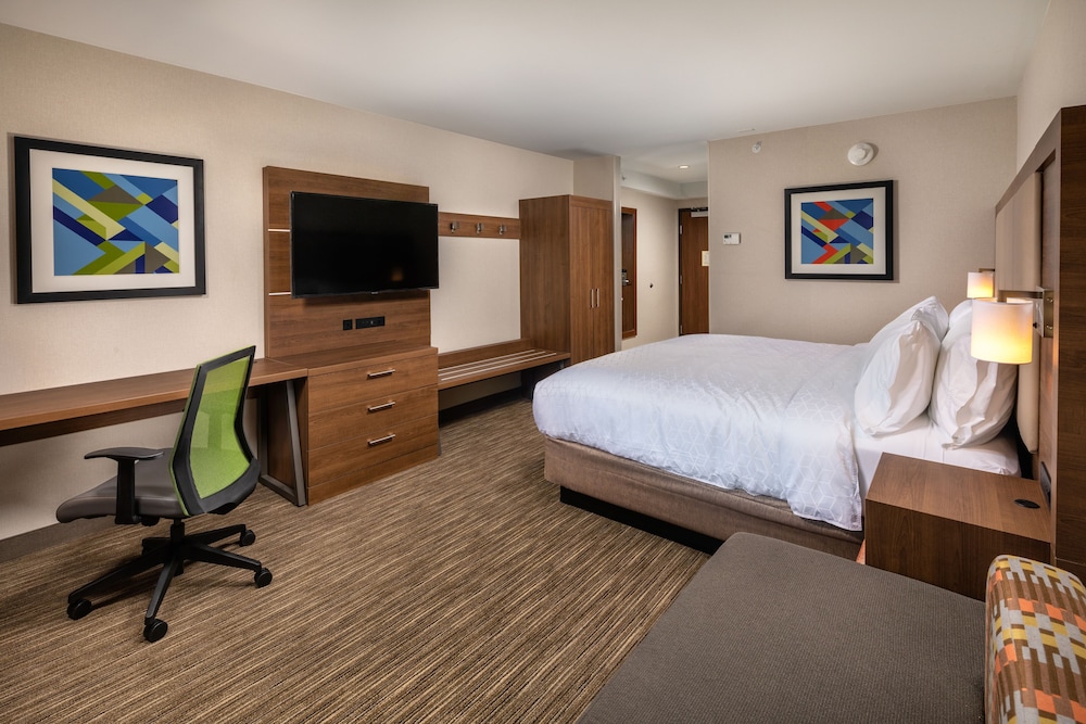 Holiday Inn Express and Suites Chatsworth 21/57