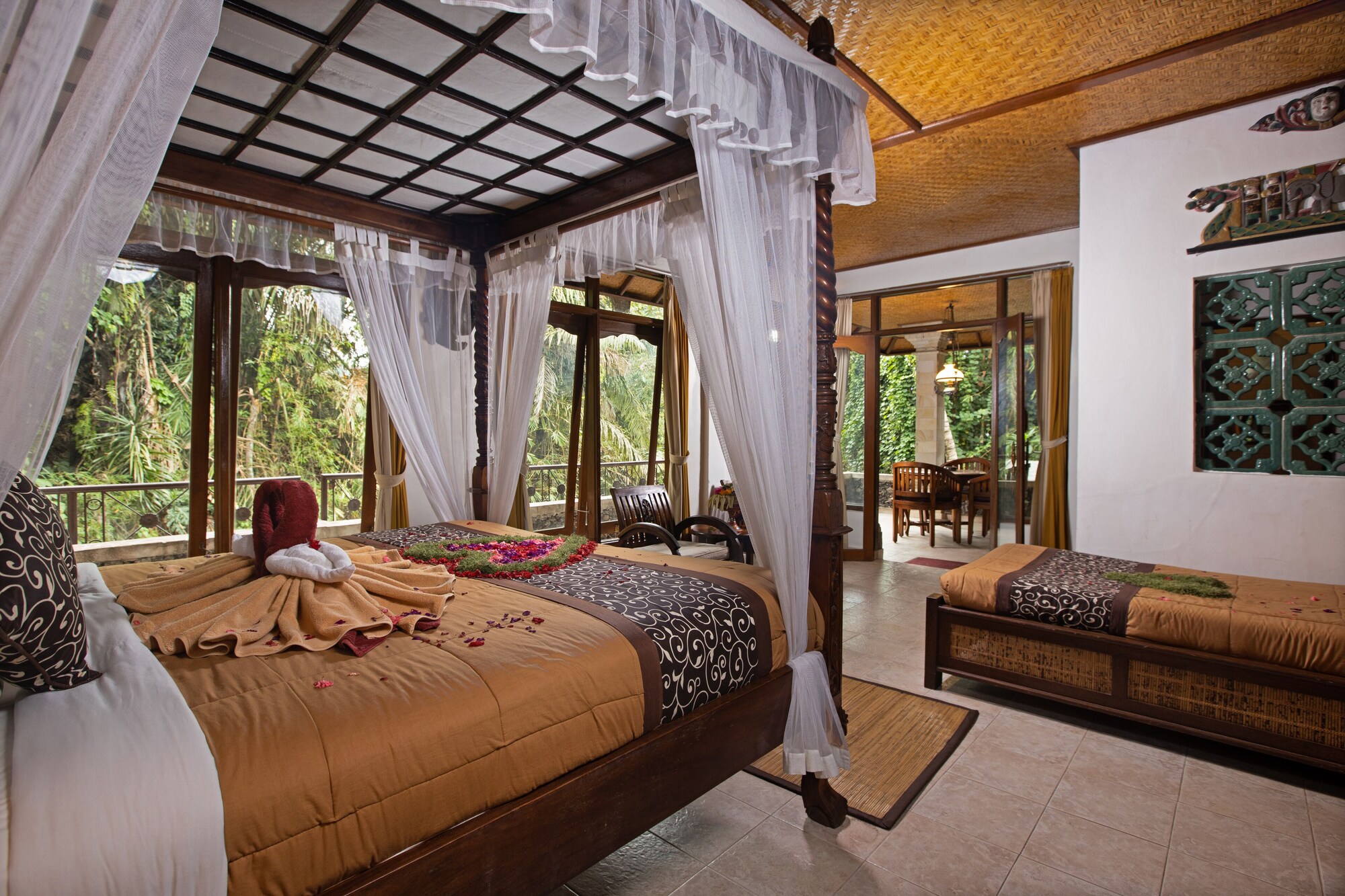DELUXE, DOUBLE OR TWIN BED