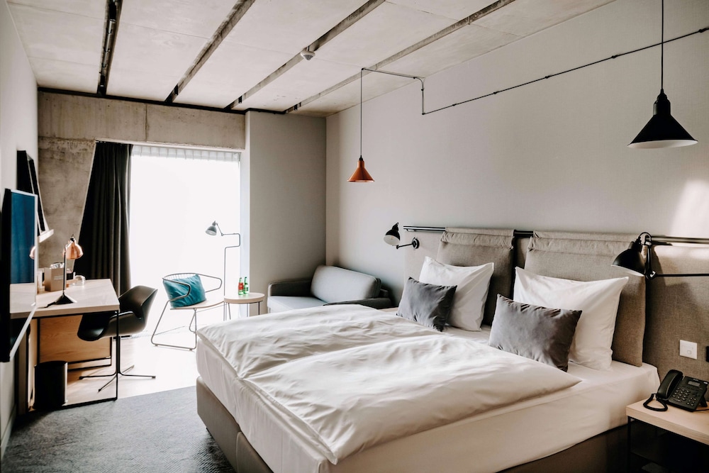 DELUXE, DOUBLE BED