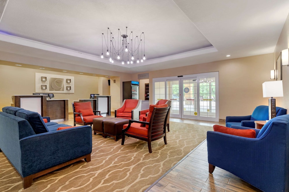 Comfort Inn & Suites Near Six Flags & Medical Center 27/36