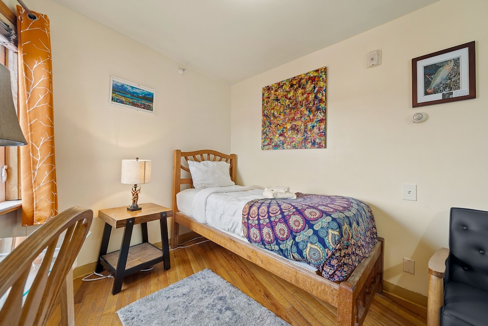 ROOM, SINGLE, SHARED BATHROOM