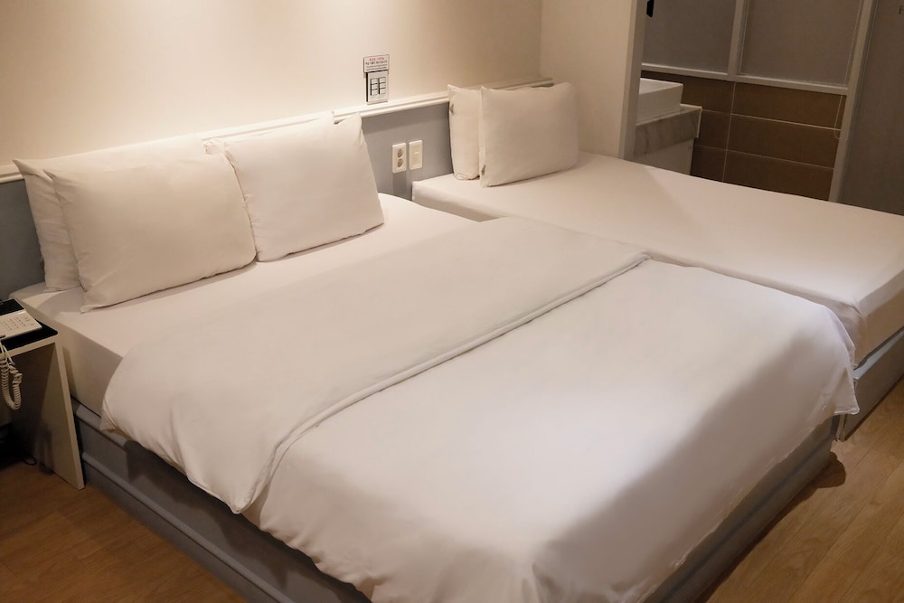SUITE, TWIN BEDS