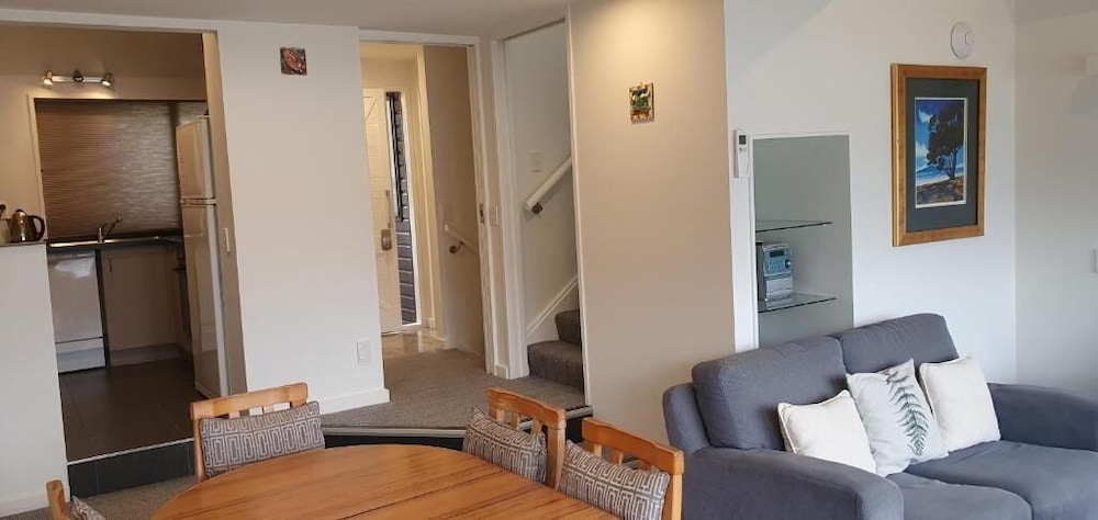 Lakefront Apartments and Lodges 32/49