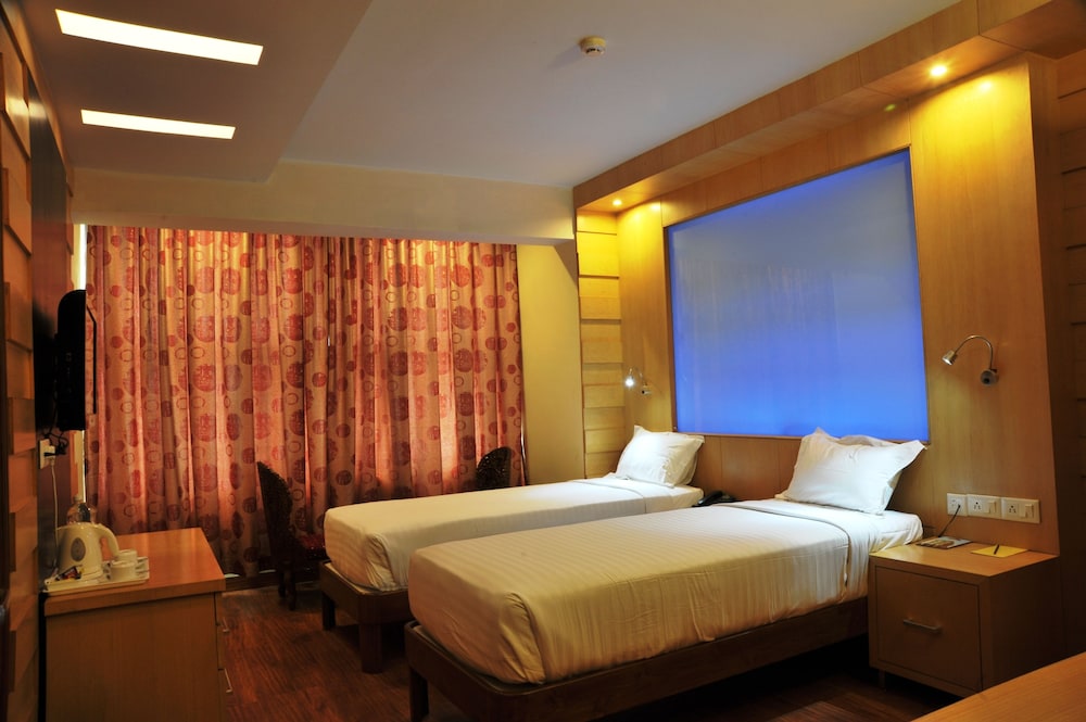 HOTEL EMARALD 8/27