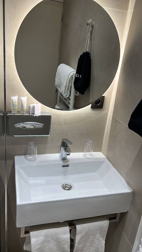 غرفة عائلية بسرير كوين مع أريكة بحوض استحمام، Au Grand Saint Jean 7/10