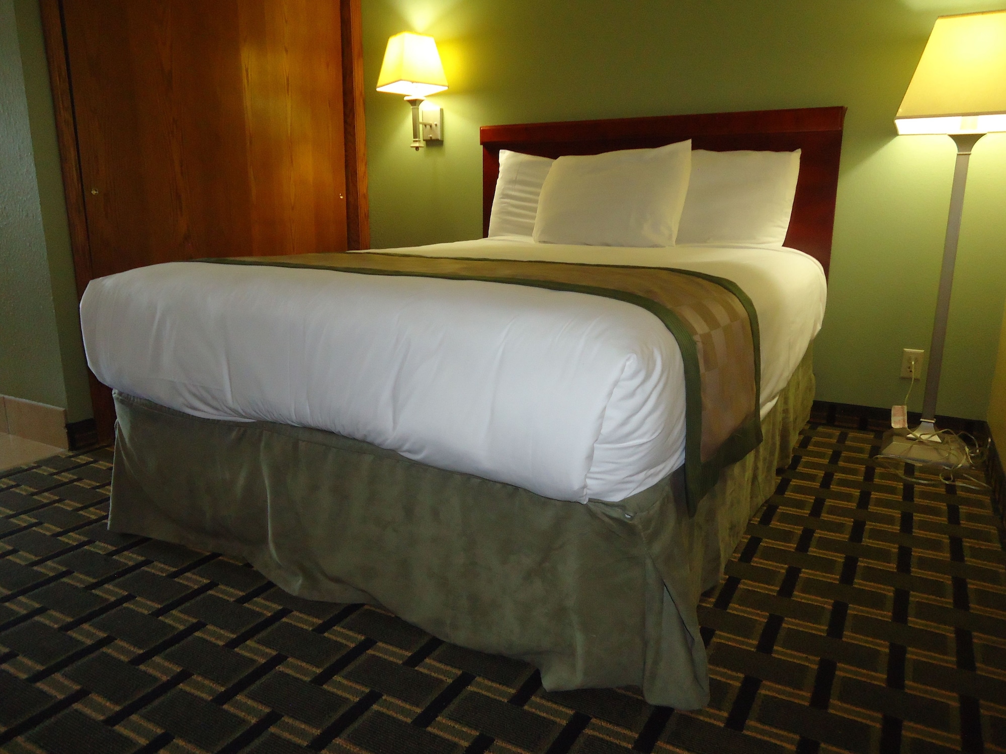 SUITE, QUEEN BED, SOFA