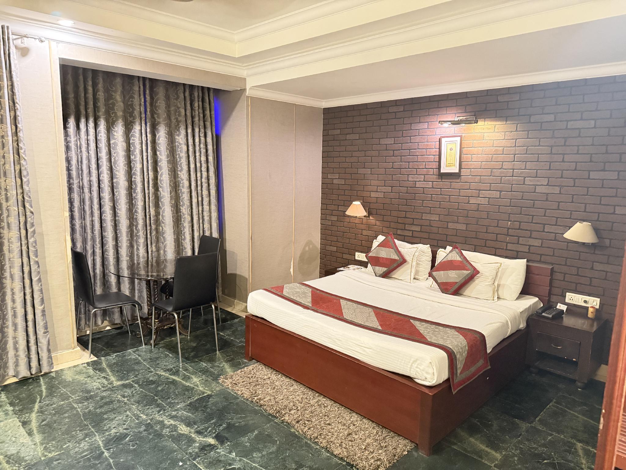 Hotel Diplomat Residency 12/46
