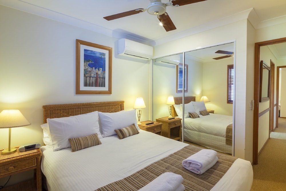 NOOSA ENTRANCE WATERFRONT RESORT 15/80