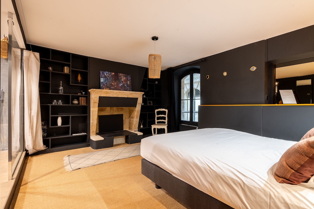 GRANDS HOMMES, SUPERIOR, DOUBLE BED, COURTYARD VIEW
