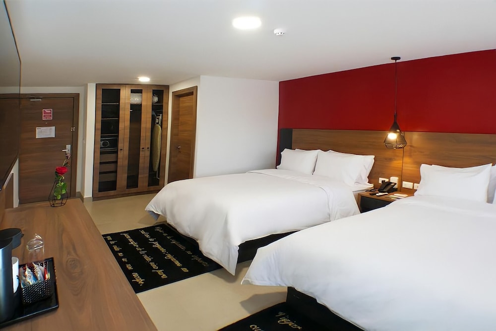 STANDARD, DOUBLE BED, CITY VIEW