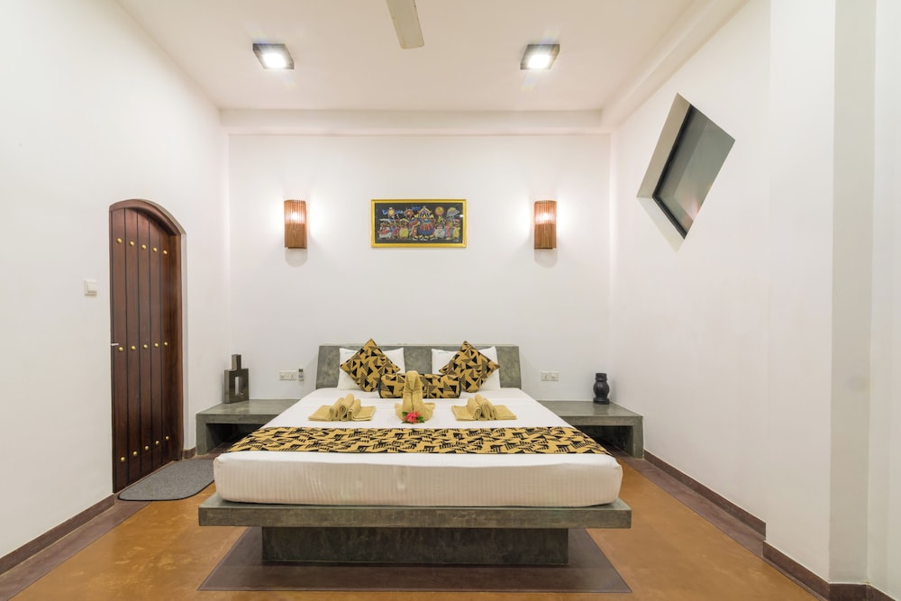 DELUXE, KING BED, GARDEN VIEW, PRIVATE BATHROOM
