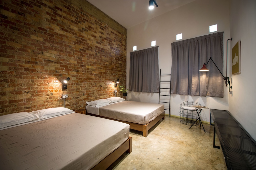 The Brownstone Hostel & Space 12/50