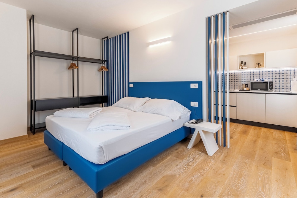 Pavilion, Suite, King Bed, Queen and Twin Beds