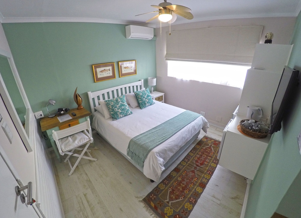 Dolphin Inn Guest House 29/74
