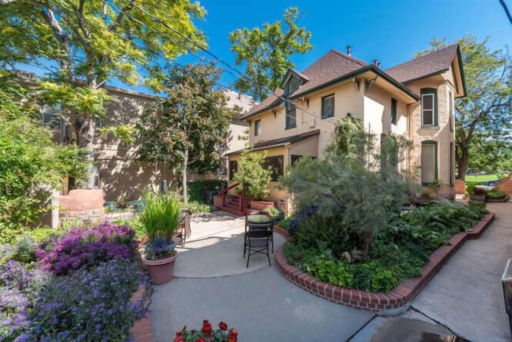 Queen Anne Bed And Breakfast 64/70