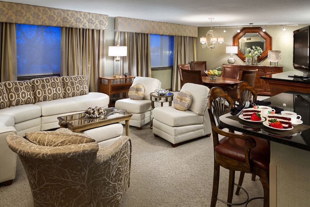 Crowne Plaza Minneapolis West 33/60