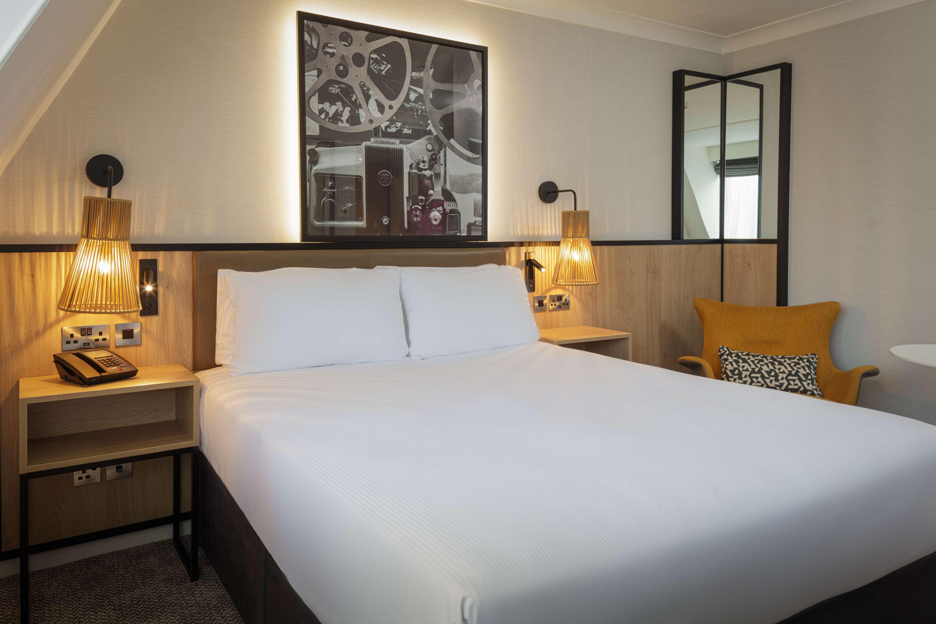 GUEST ROOM, QUEEN BED