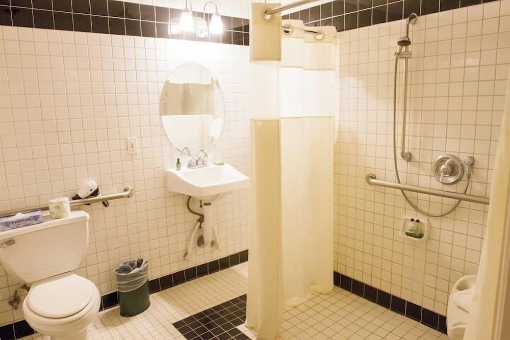 ROOM, QUEEN BED, ACCESSIBLE