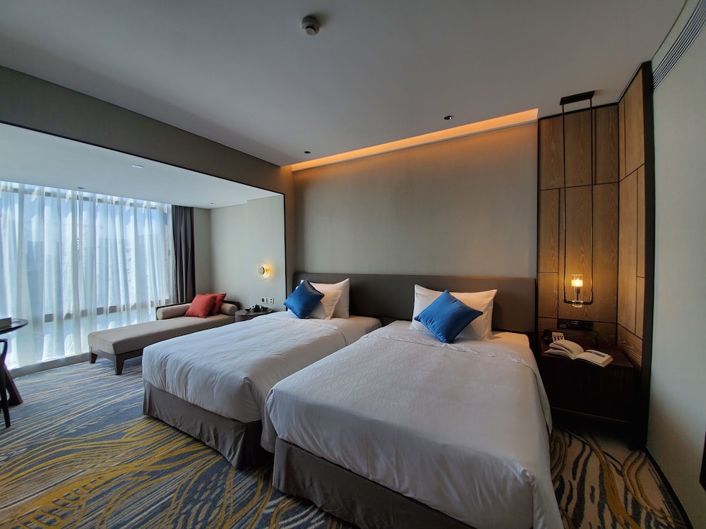 Dong Fang Hotel 24/74
