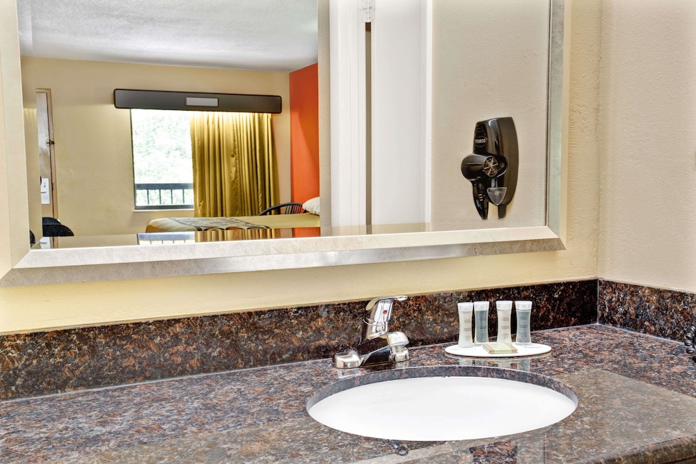 Super 8 By Wyndham Kissimmee/Maingate/Orlando Area 7/28