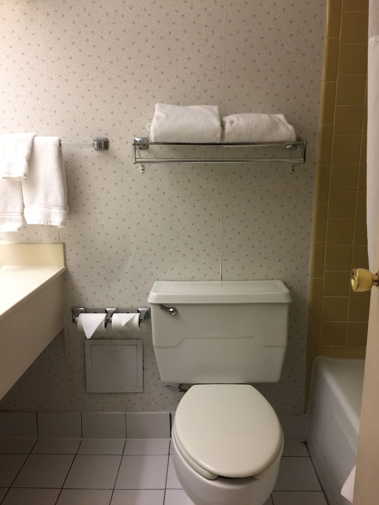 Mystic River Hotel & Suites 48/50