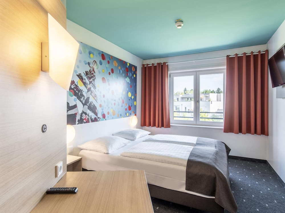 ROOM, TWIN BEDS