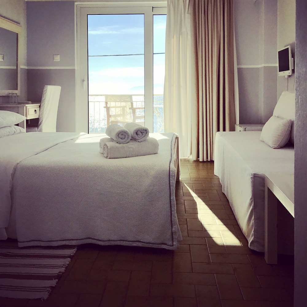 Paradisos Hotel 8/50