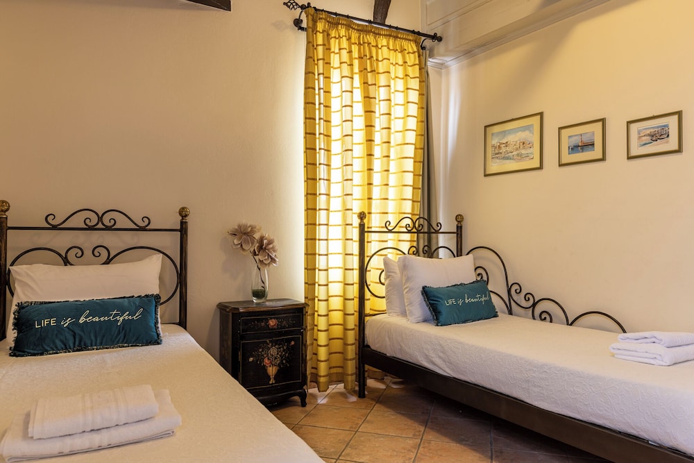SUITE, TOP FLOOR