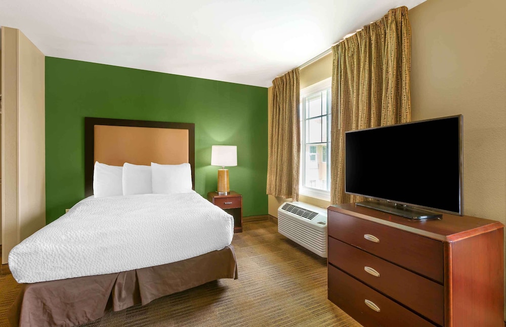 STUDIO, QUEEN BED, SOFA, ACCESSIBLE