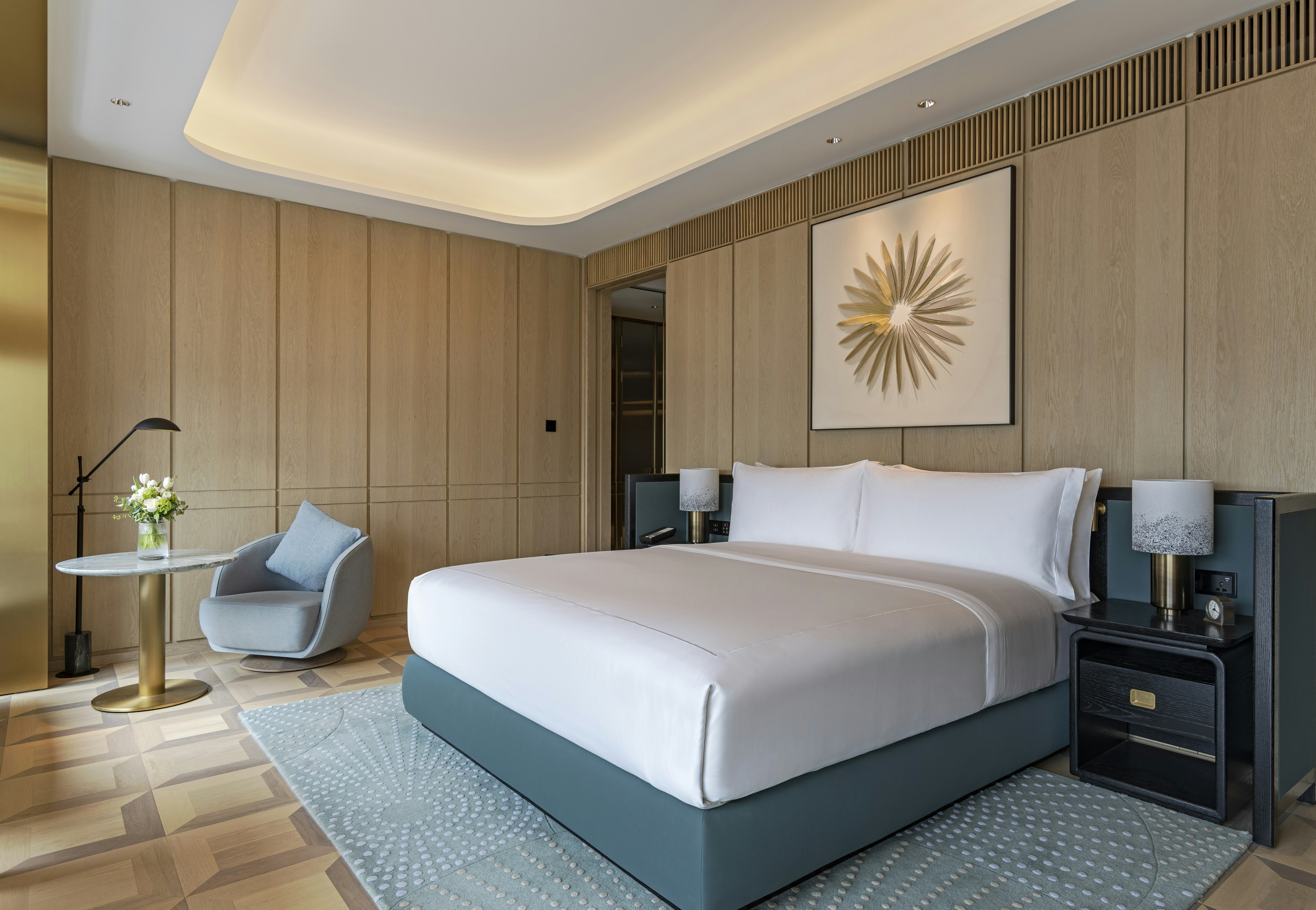 DELUXE, KING BED, HIGH FLOOR