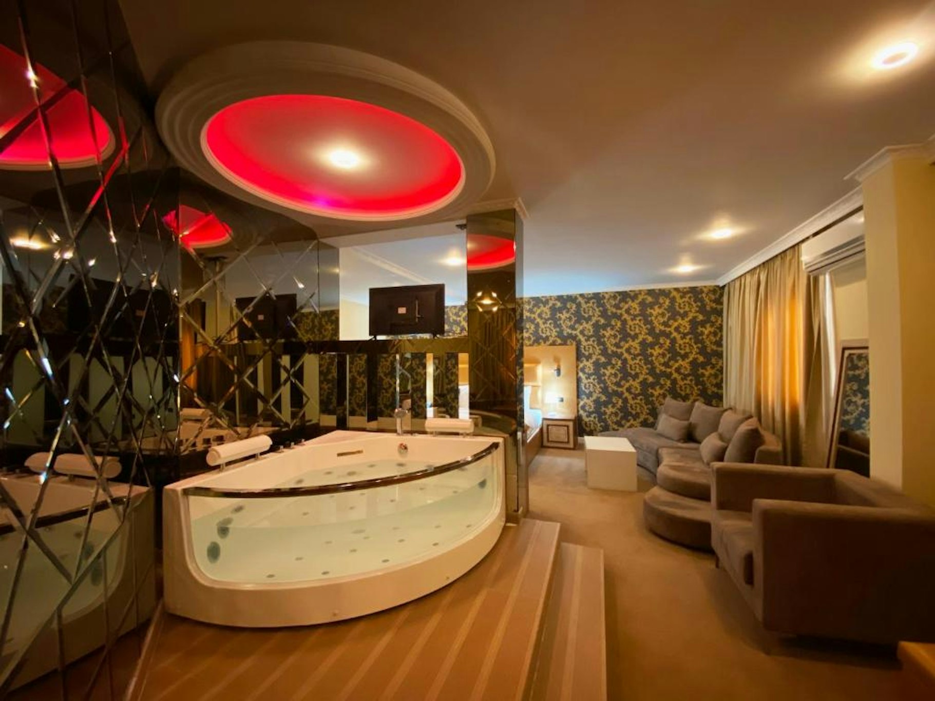 Hotel Deluxe 32/43