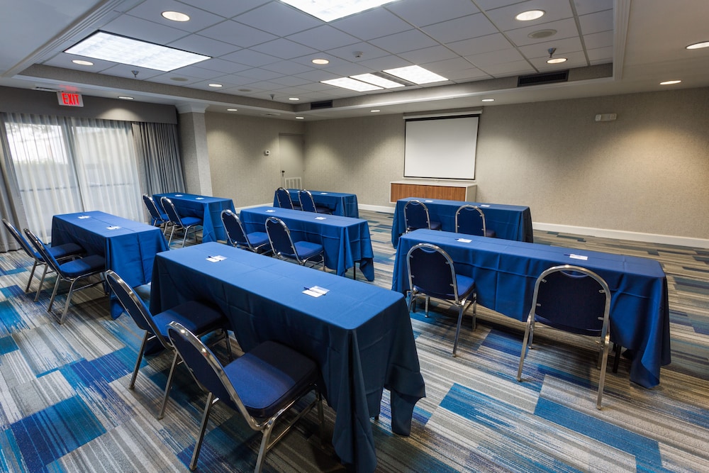 Holiday Inn Express Hotel And Suites Wilmington University Center 52/62