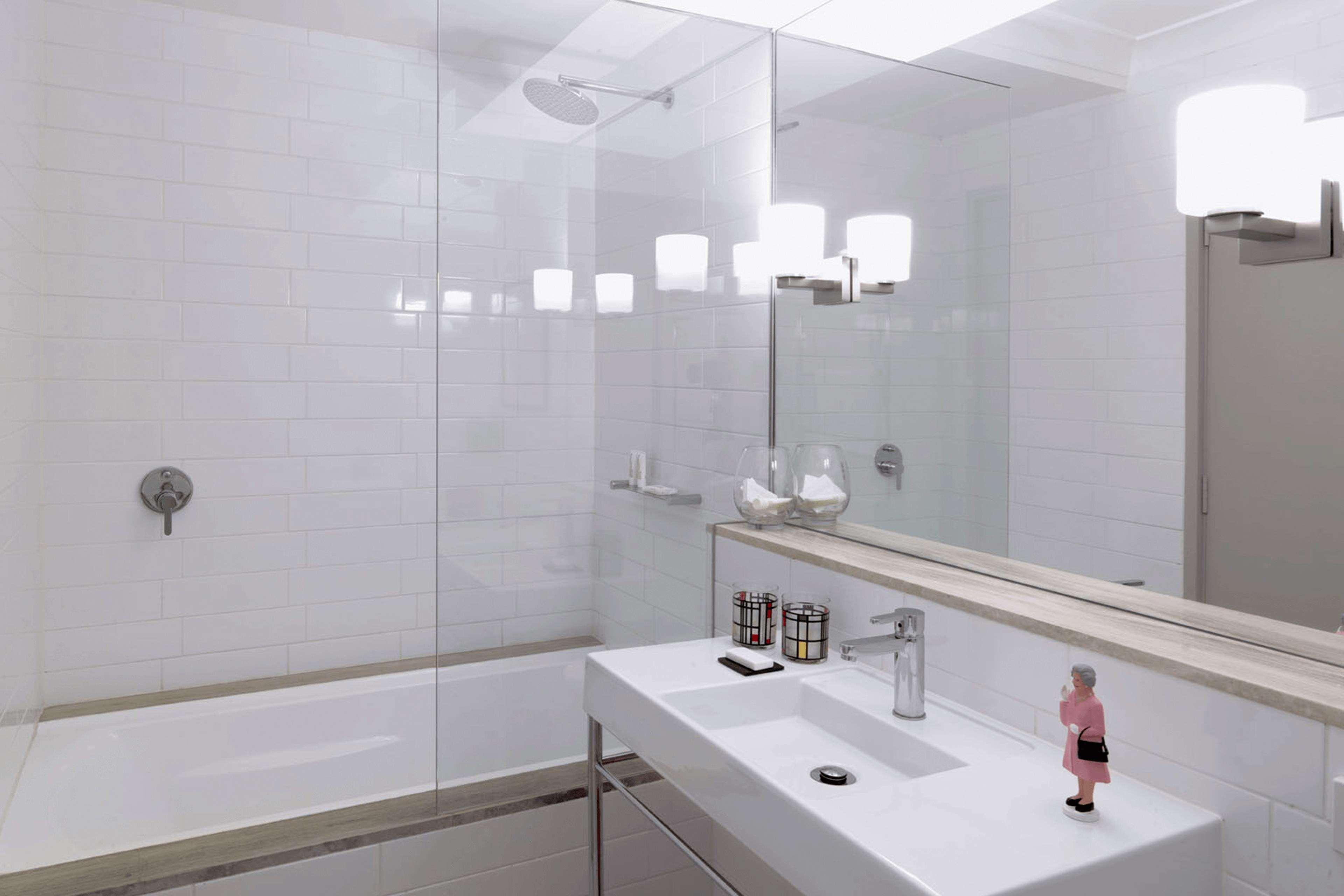 QT Junior Suite، QT Canberra 4/5