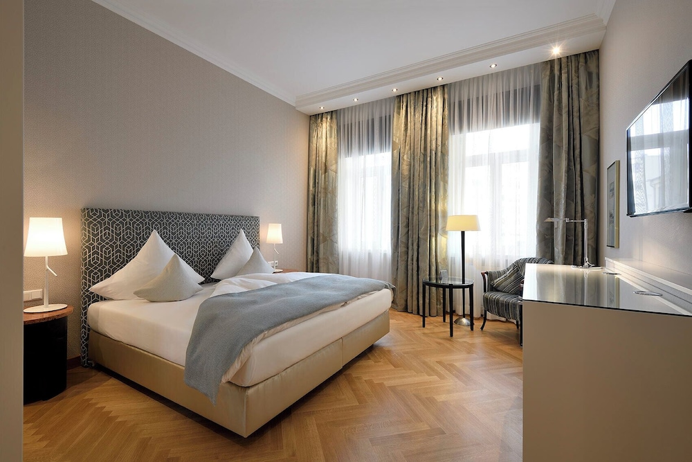 SUITE, KING BED