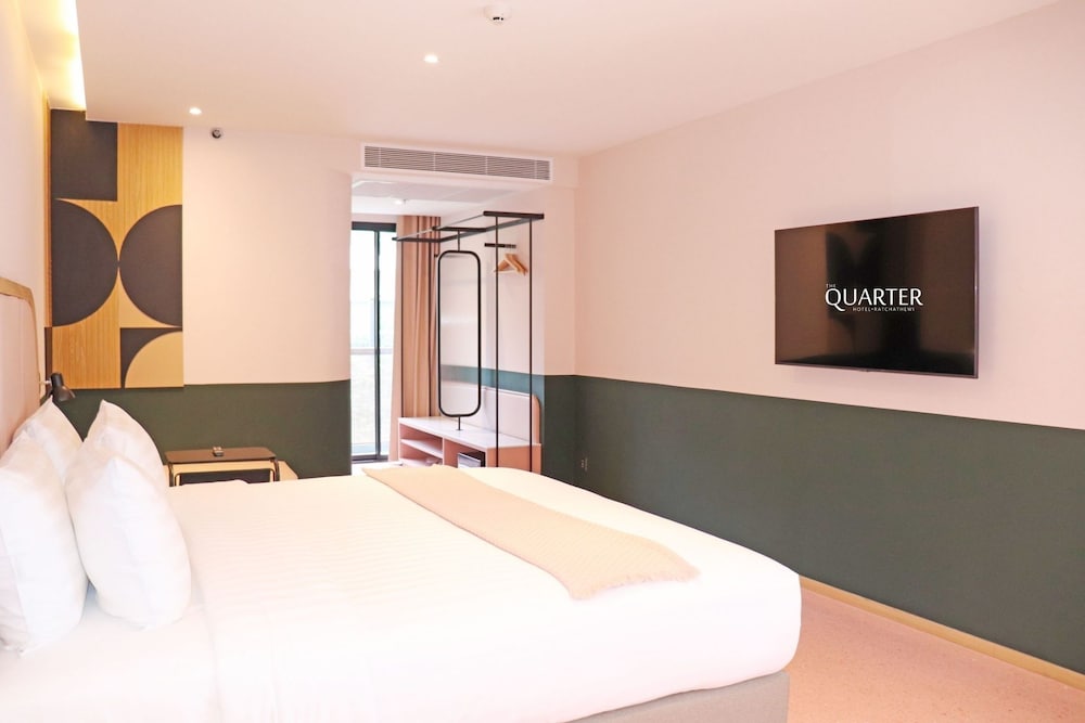DELUXE, DOUBLE OR TWIN BED, BATHTUB