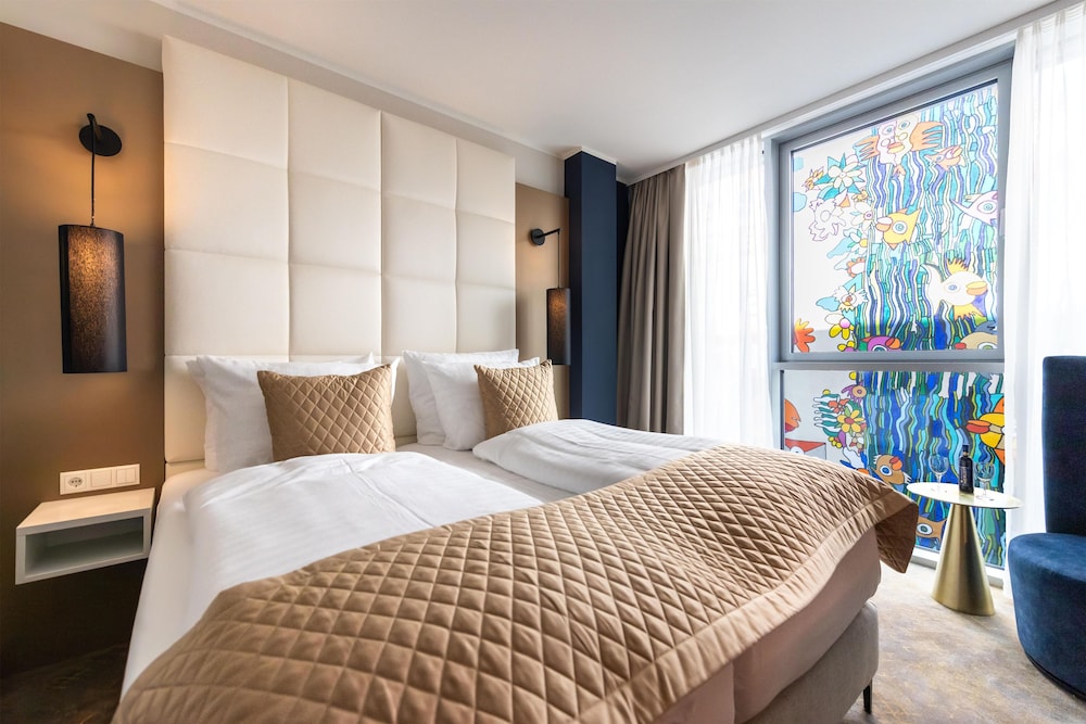 Standard, Convertible Double Bed, Atrium View