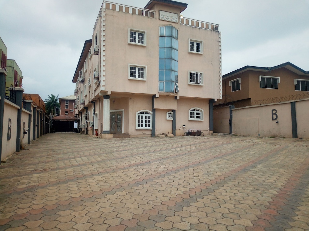 Bayse One Executive Suites And Bar 16/17