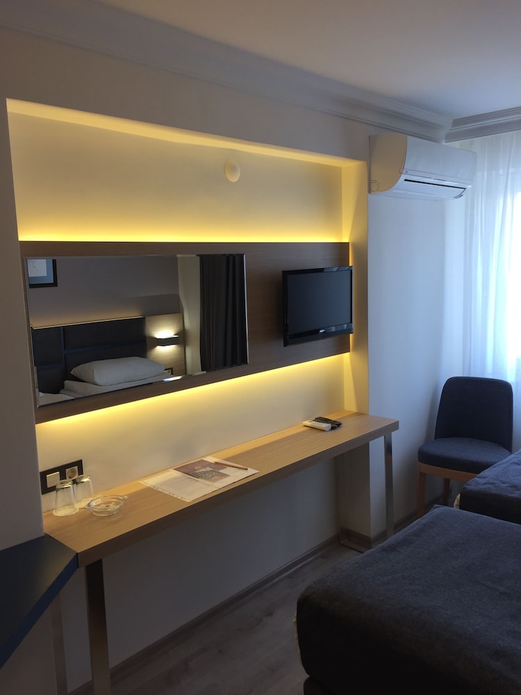 Helen Hotel 7/52