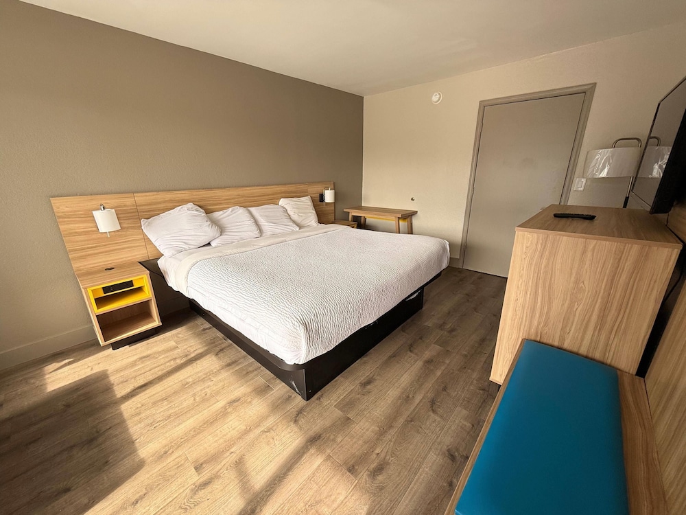 غرفة بسرير كينج للمدخنين، Days Inn By Wyndham Ruther Glen Kings Dominion Area 3/4