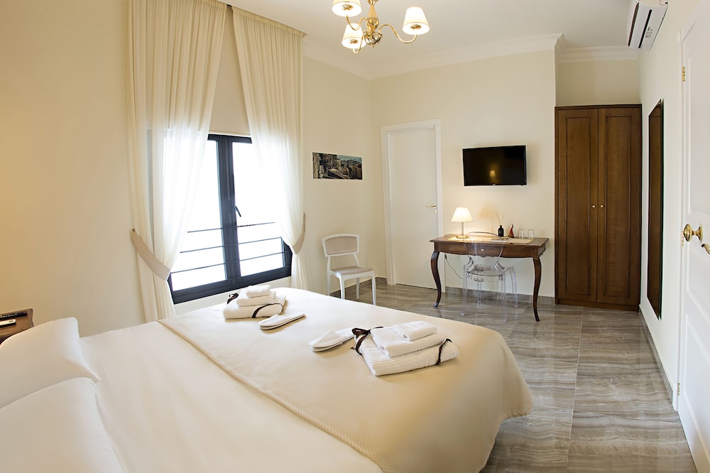 ROOM, DOUBLE BED