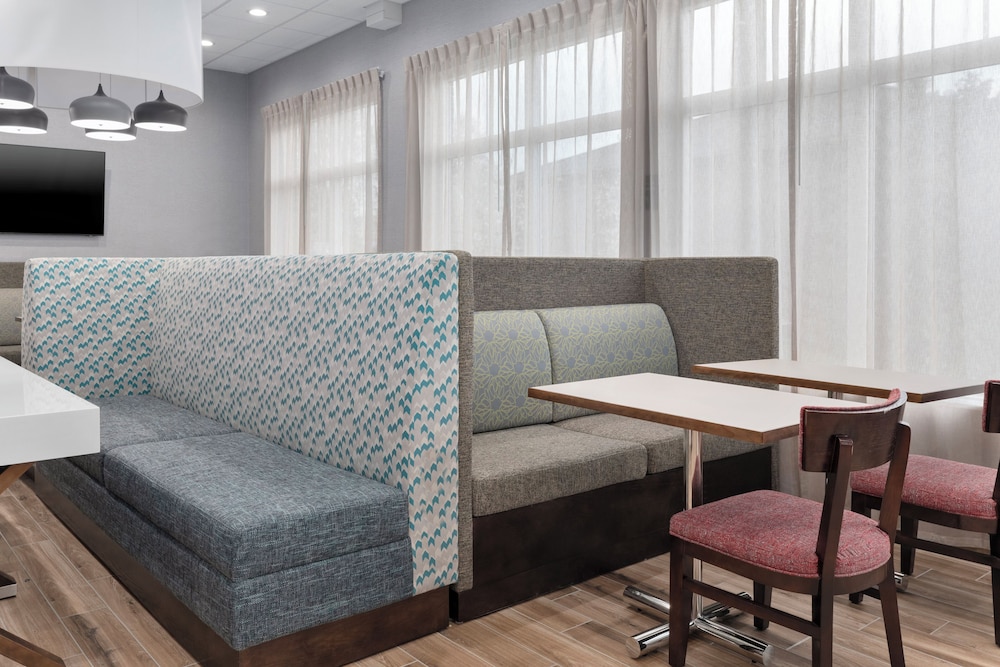 Hampton Inn Saline MI 28/39
