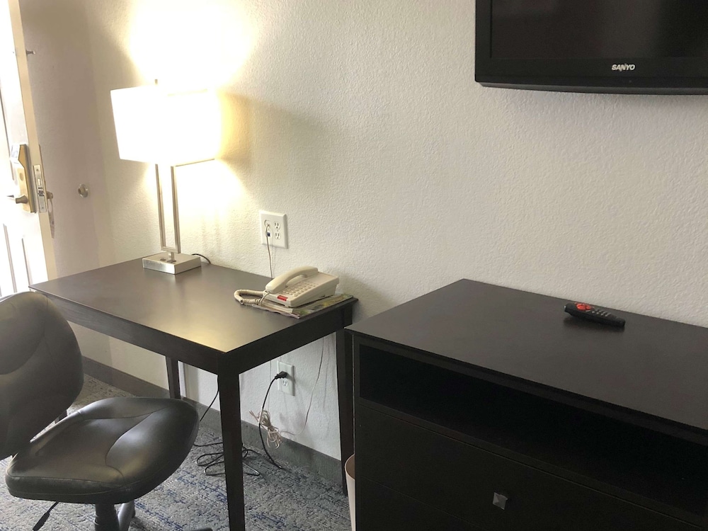 Executive Inn And Suites Joaquin 17/33