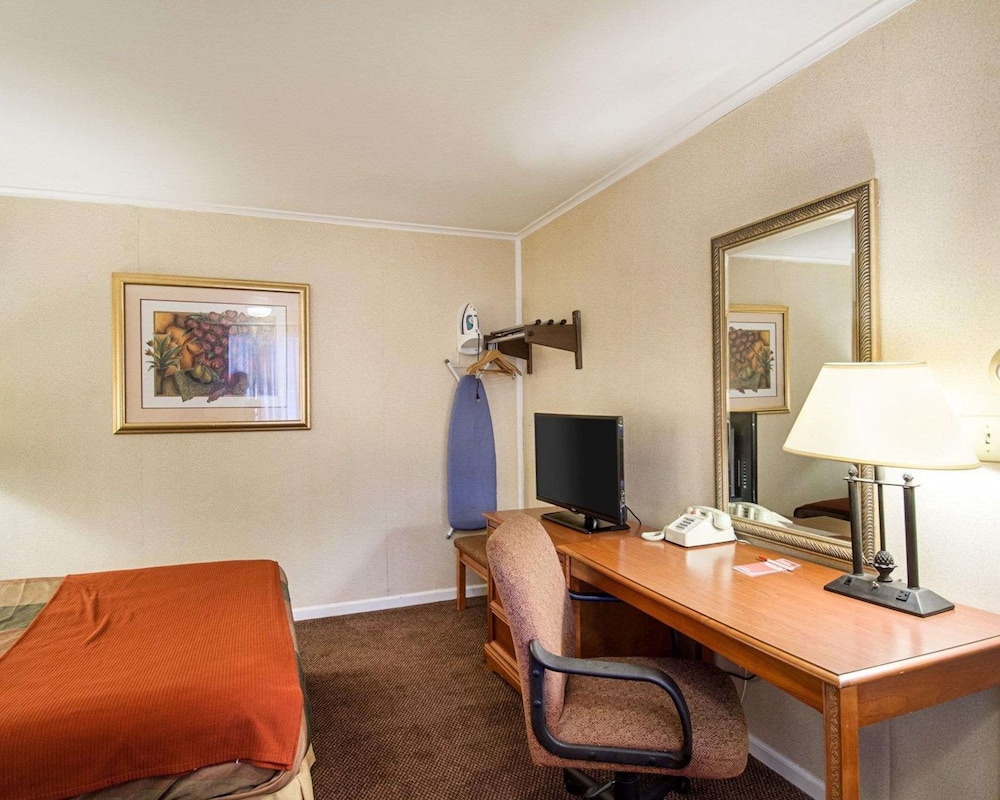 Econo Lodge Inn and Suites Northborough MA 17/22