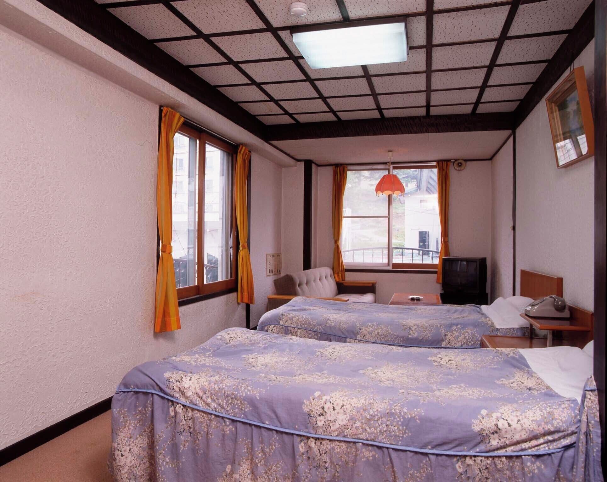 ROOM, TWIN BEDS