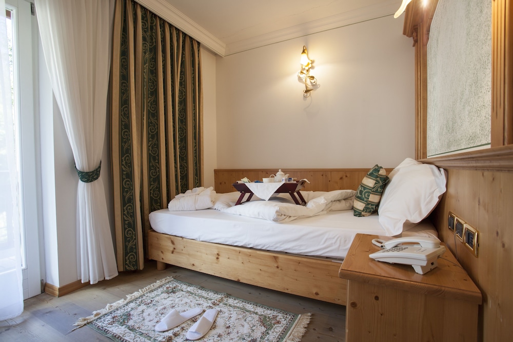 ROOM, SINGLE