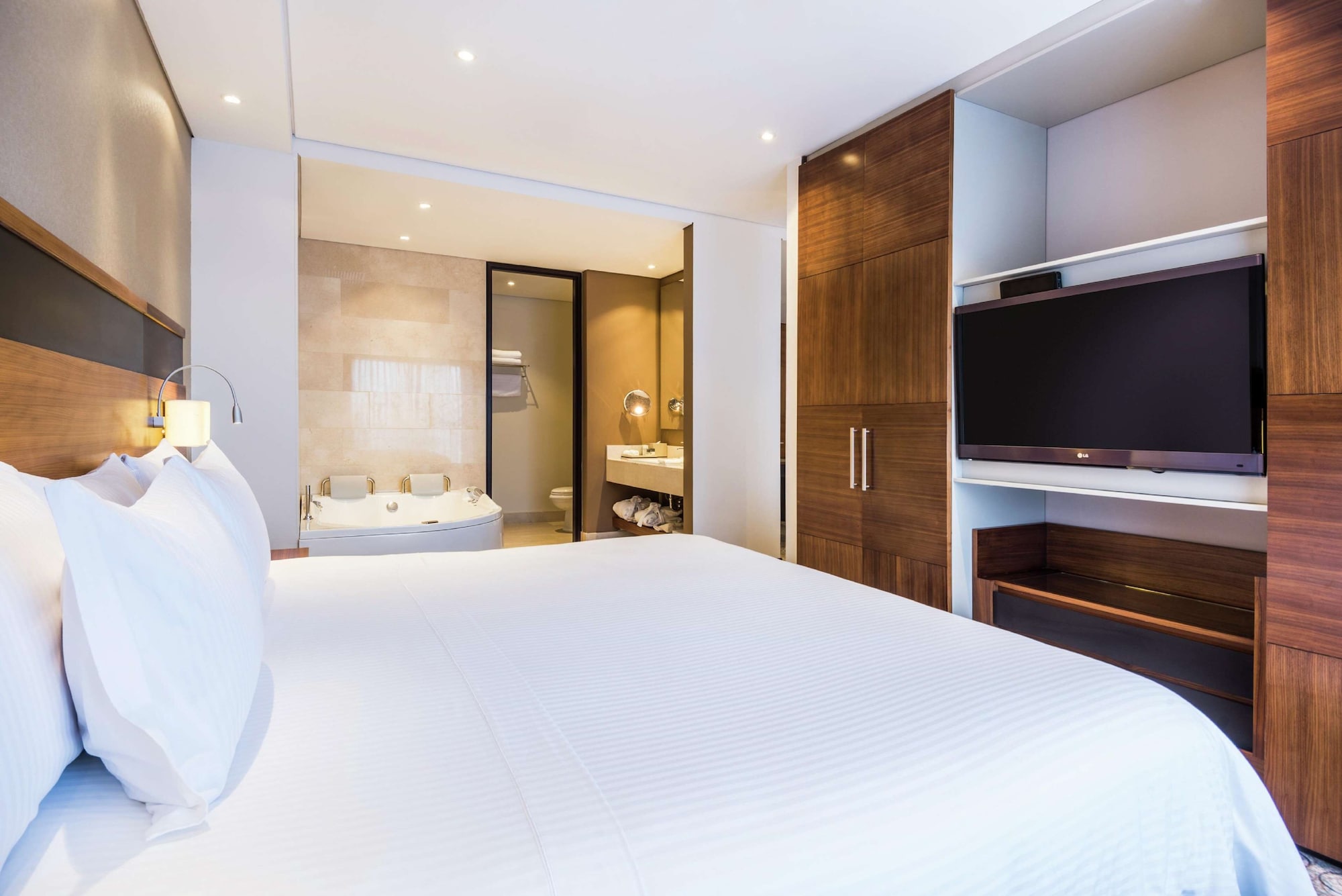 SUITE, KING BED, EXECUTIVE LEVEL