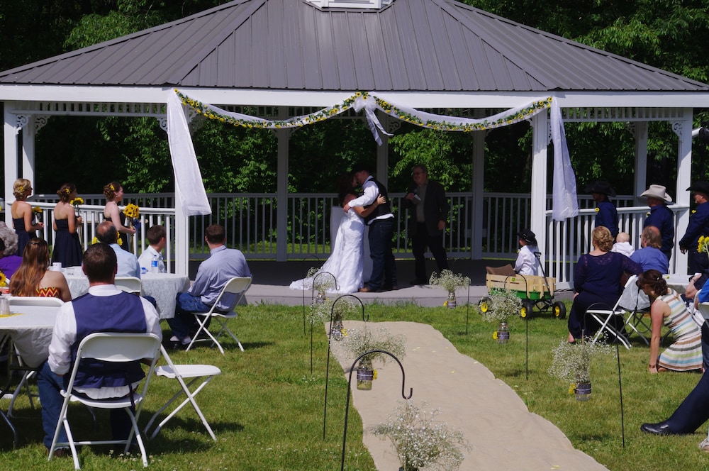Brook Pointe Inn 48/53