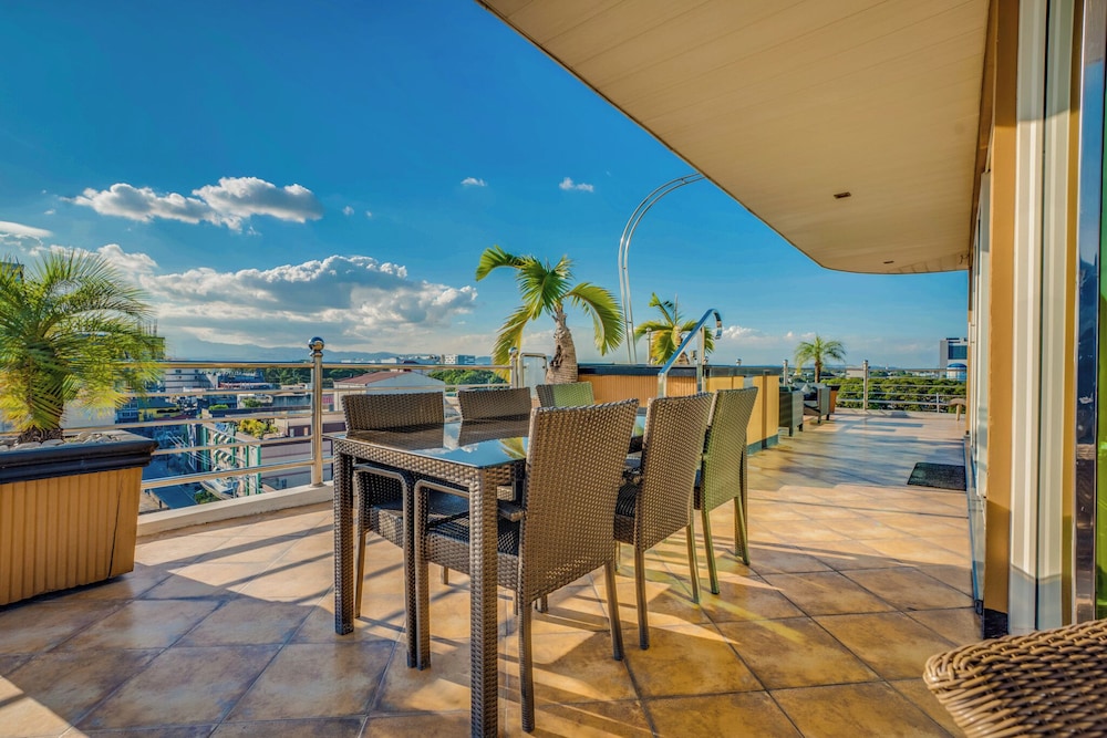Fields Plaza Suites 52/65