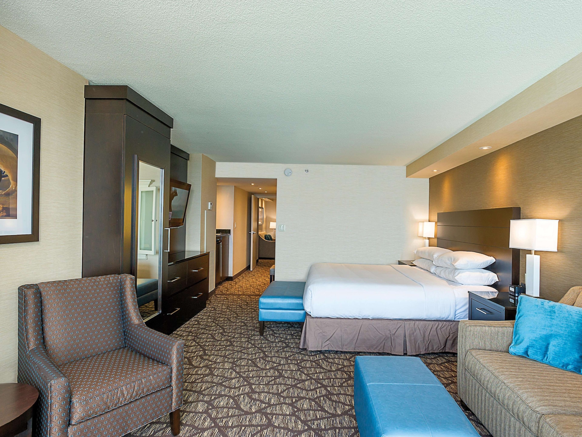Room, King Bed, Canadian Us Falls View, Sofa, Embassy Suites By Hilton Niagara Falls Fallsview 2/5