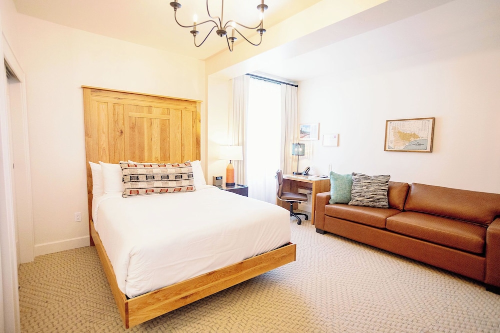 DELUXE, QUEEN BED
